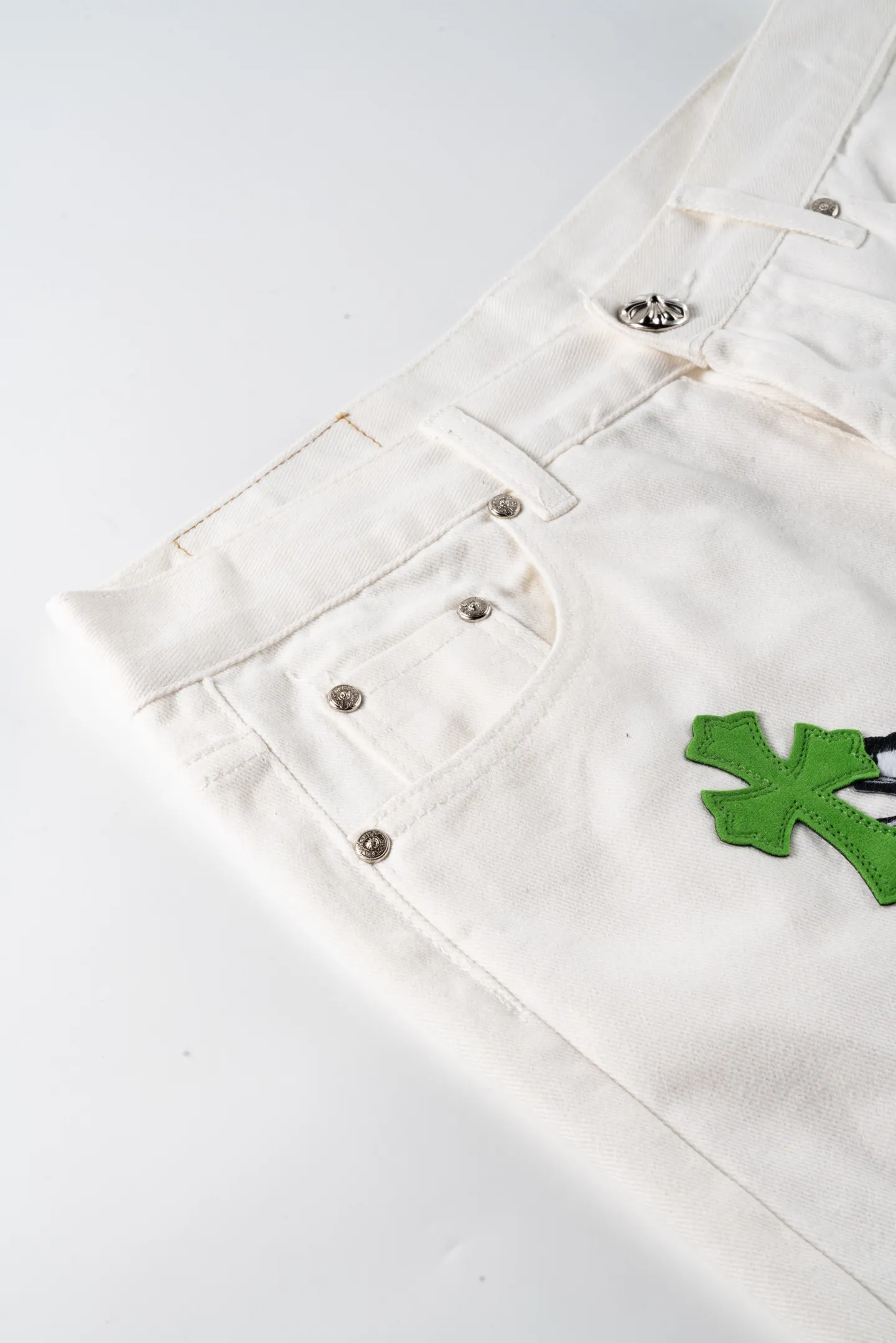 P220 (running model) Chrome Hearts24SS British limited white and apple green patchwork zebra jeans - the most popular color pants in Chrome Hearts. Made of beaded canvas fabric, heavy washing makes the upper body of the fabric more textured and the pants are tall and straight! The three-dimensional cutting of the whole trousers is a masterpiece! The hardware is customized by zp. The beaded canvas fabric is thick and soft after being washed. It has good breathability. Customized small leather label. Unique design. The details are simple and elegant, and the workmanship is exquisite. The whole trousers are neatly routed and the details are in place! It’s so cool that both men and women can easily control the genderless trend! Style number: 1640# Color: white green Size: 28 30 32 34